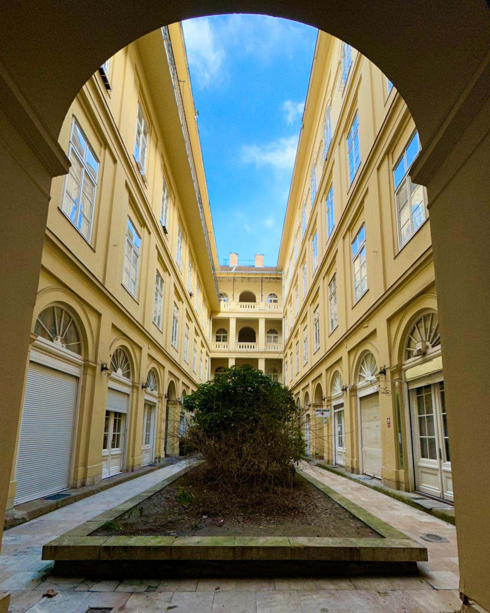 Dolce Vita Basilica Budapest Bagian luar foto